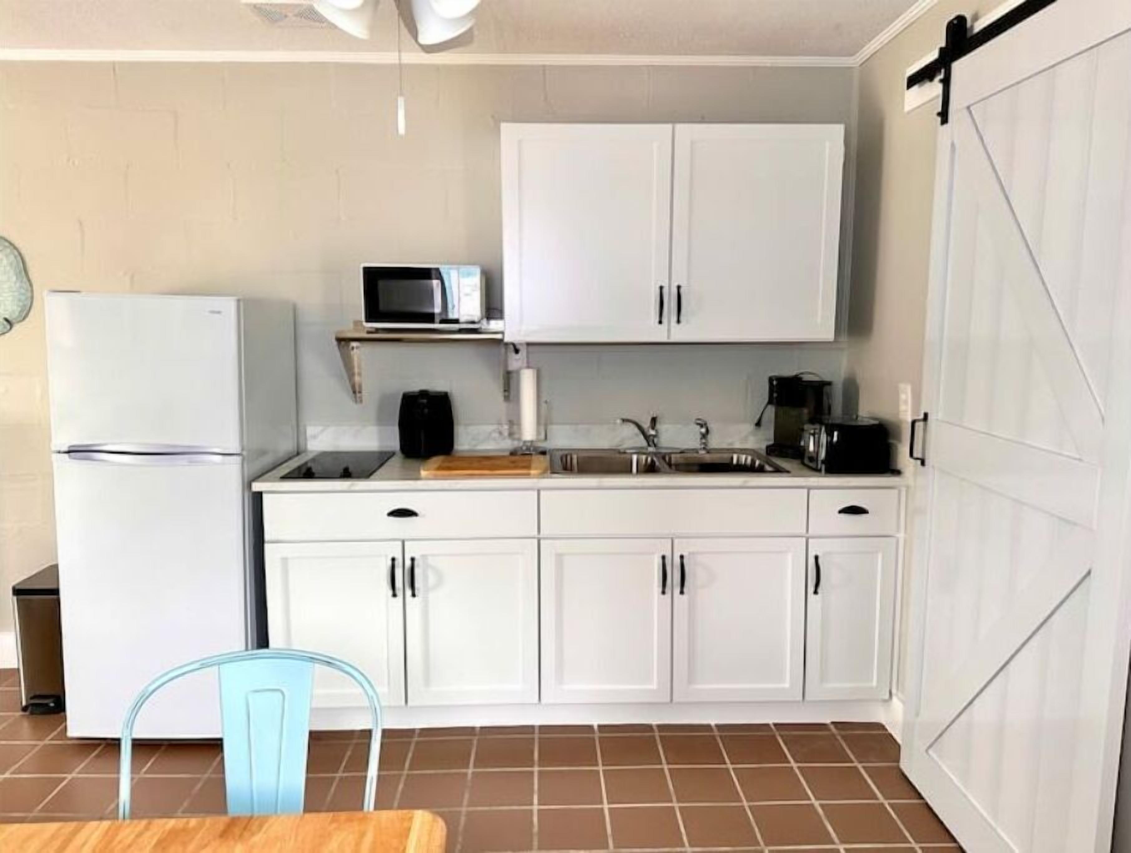 Pet Friendly, 5 min. Walk to beach