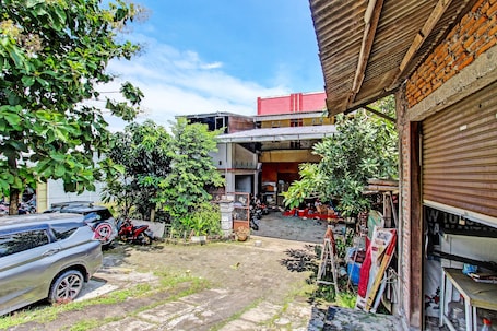 Terraza o patio. Hotel O Adinda Kost