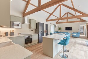 Jääkaappi, mikroaaltouuni, uuni, liesi