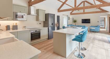 Newly Renovated Dairy Barn on Idyllic Cotswold Farm