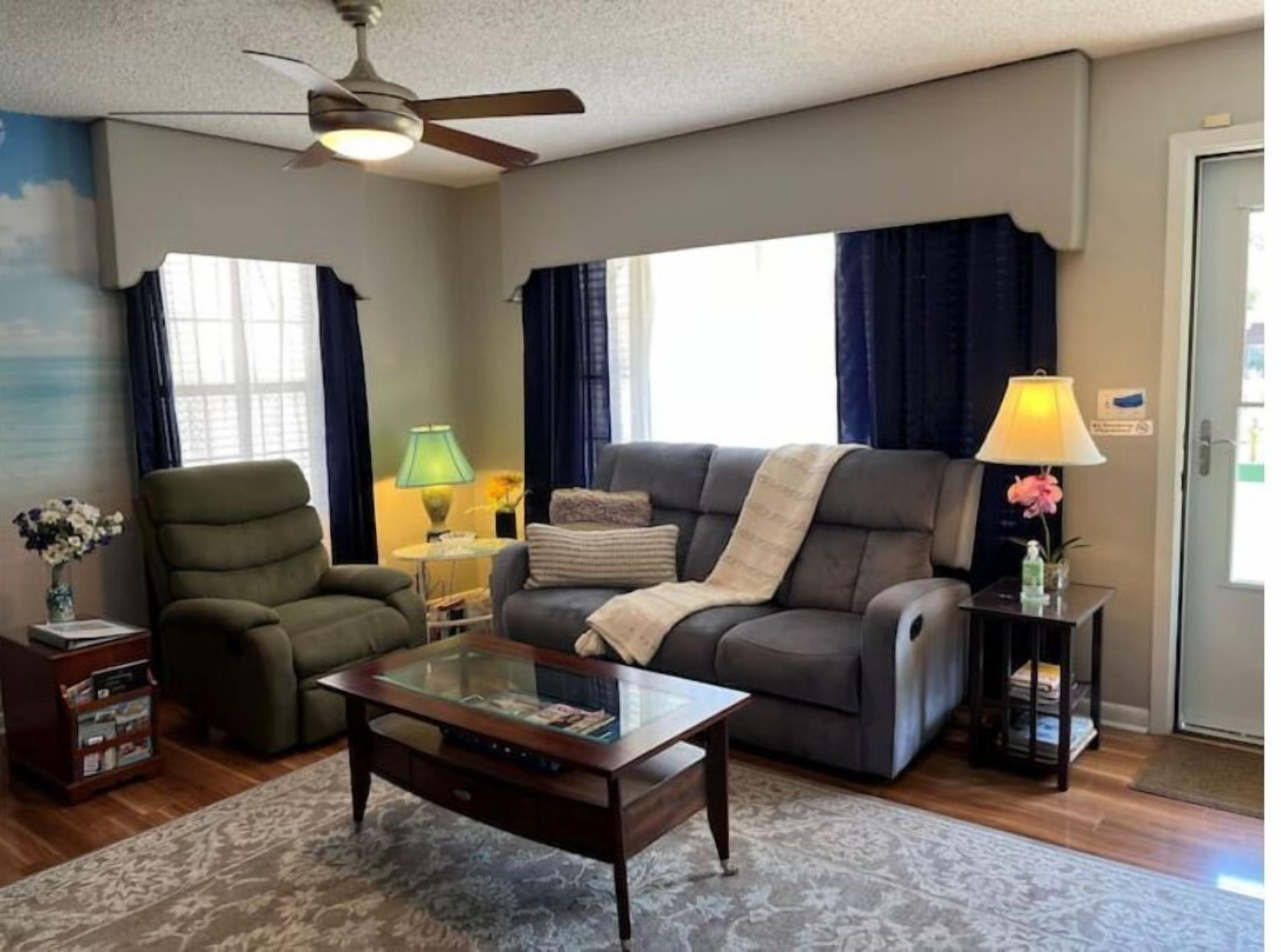 FWB Vacations house-TV in rooms Free Wi-Fi & park