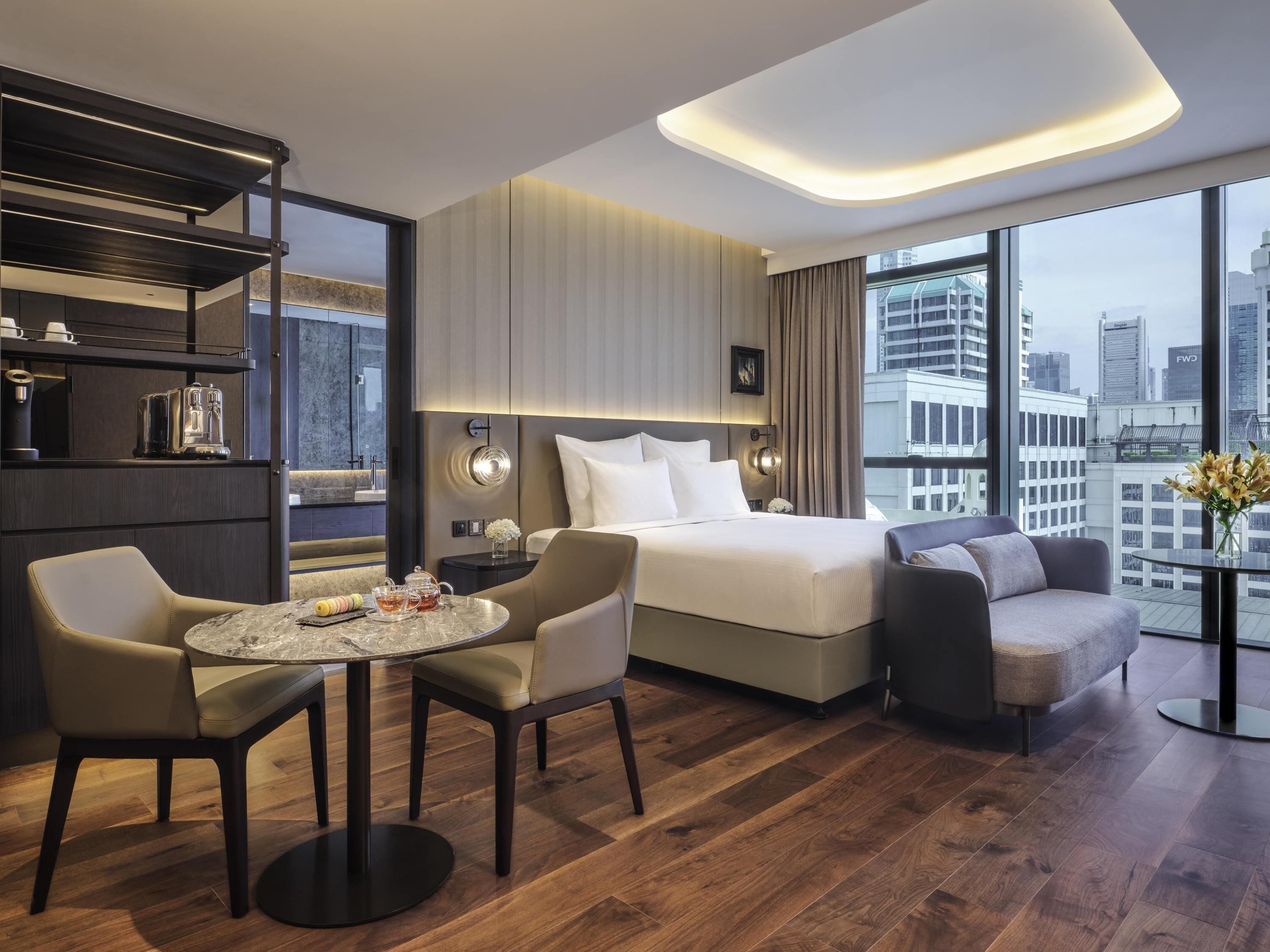 Studio Suite, 1 Katil Raja (King), Akses Club Lounge | Bar mini, peti besi dalam bilik, meja, langsir/tirai gelap terus 