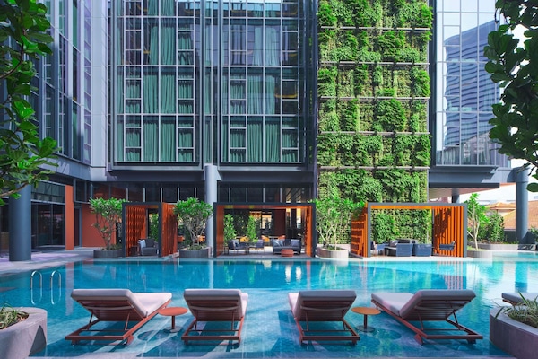 2 kolam renang outdoor, dengan cabana gratis