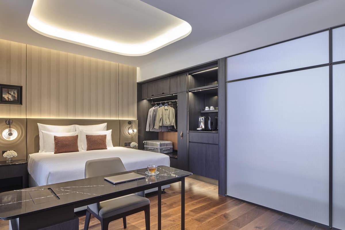 Suíte estúdio, 1 cama King, acesso ao Club Lounge | Frigobar, cofres nos quartos, escrivaninha, cortinas blackout