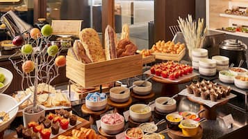 每日供應自助早餐 (費用另計)
