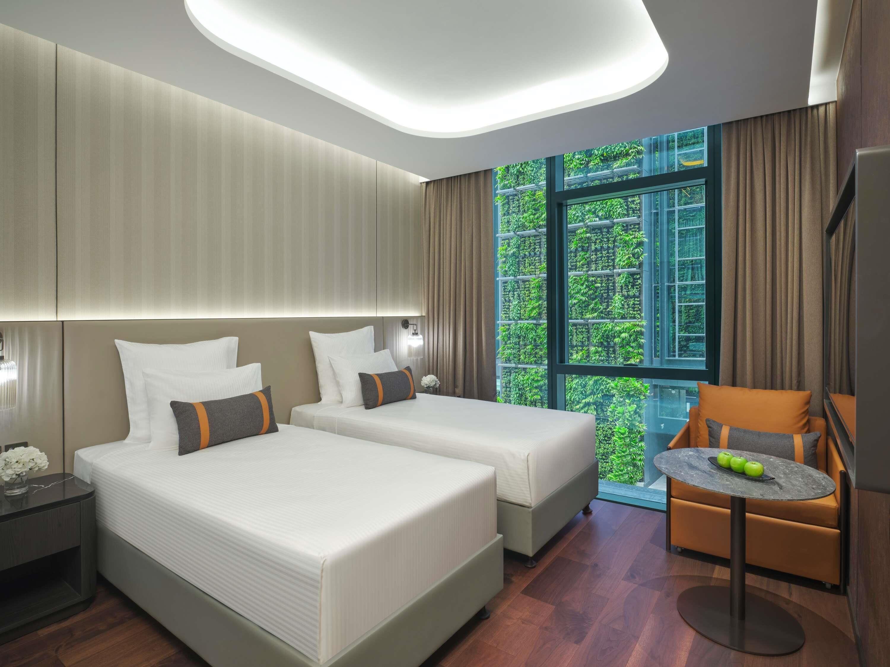 Minibar, caja fuerte, escritorio y cortinas opacas