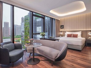 Studiosuite, 1 King-Bett, Zutritt zur Club Lounge | Minibar, Zimmersafe, Schreibtisch, Verdunkelungsvorhänge