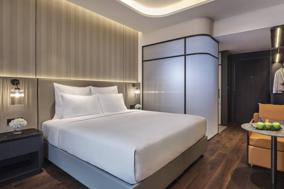 Minibar, coffres-forts dans les chambres, bureau, rideaux occultants