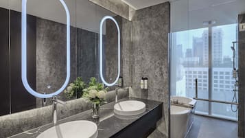 Studio Suite, 1 giường cỡ king, quyền sử dụng Club Lounge | Minibar, két bảo mật tại phòng, bàn, màn/rèm cản sáng