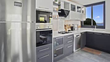 Réfrigérateur, micro-ondes, four, plaque de cuisson