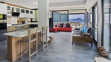 TV connectée, cheminée, jeux vidéo