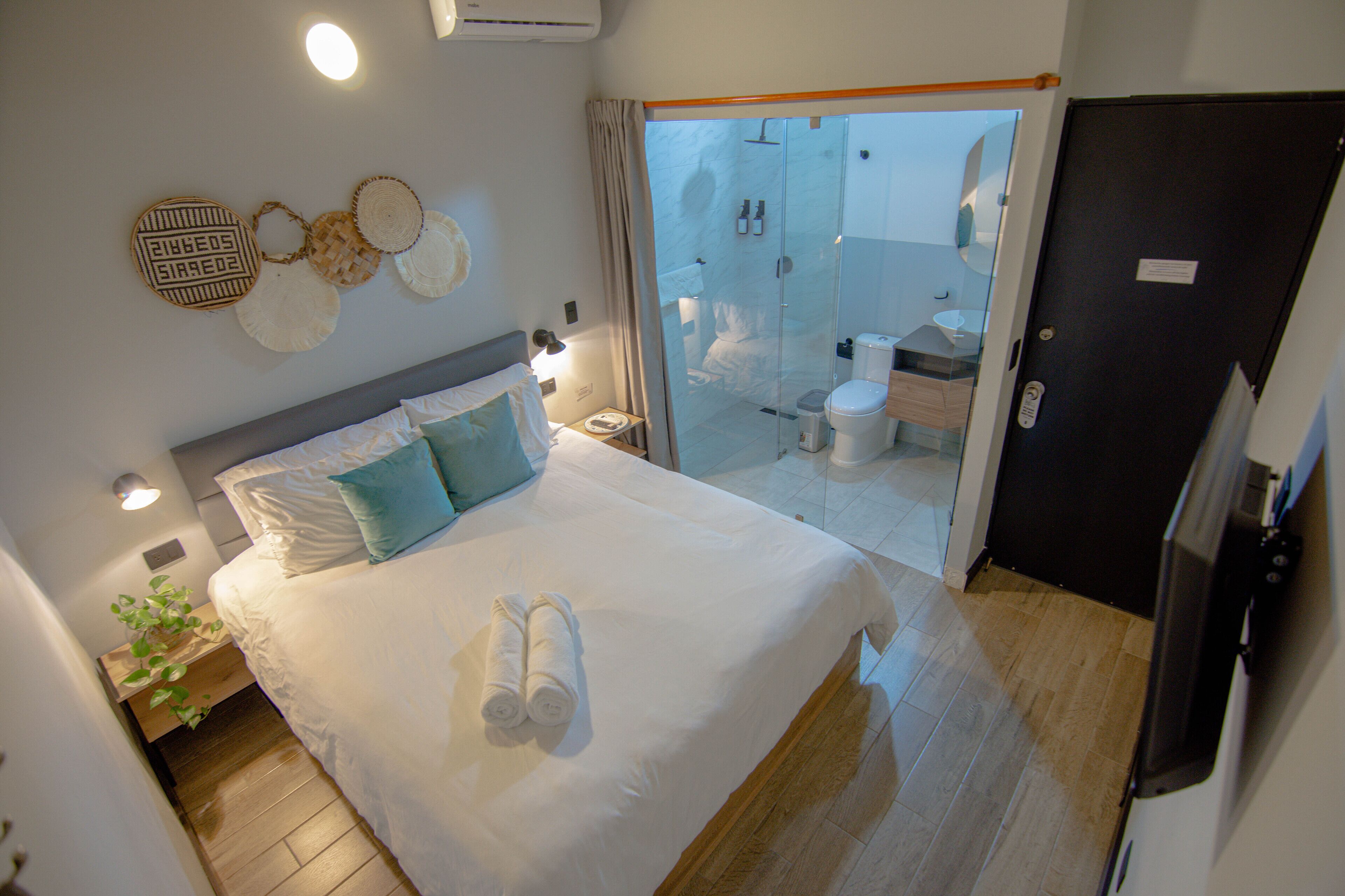 1 slaapkamer, een bureau, een strijkplank/strijkijzer, reisbedje