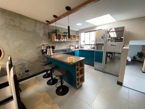 Kühlschrank, Mikrowelle, Wasserkocher mit Kaffee-/Teezubehör