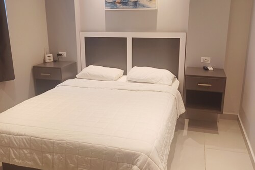 SUITE 204 - 4 PEOPLE