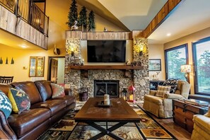 Téléviseur, foyer, livres