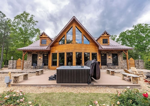 Little River Lodge sleeps 12