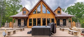 Little River Lodge sleeps 12