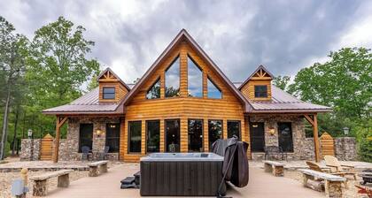 Little River Lodge sleeps 12