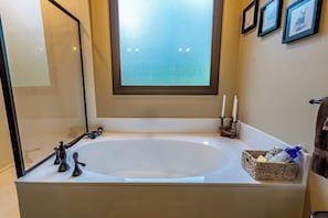 Douche, séchoir à cheveux, serviettes fournies