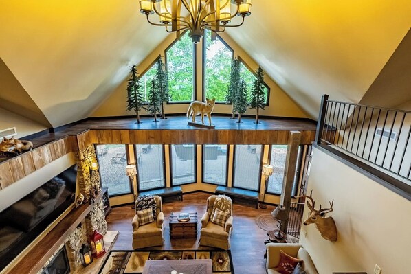 TV, fireplace, books - Little River Lodge sleeps 12 (Fort Payne)