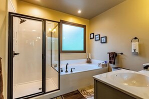 Shower, hair dryer, towels - Little River Lodge sleeps 12 (Fort Payne)