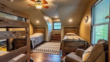 4 bedrooms, desk, iron/ironing board, free WiFi