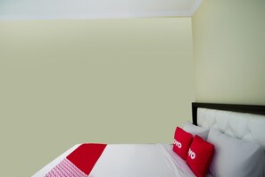 Deluxe Double Room | Laptop workspace, soundproofing, free WiFi, bed sheets - Hotel O Homia Residence (South Tangerang)