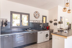 Kühlschrank, Mikrowelle, Ofen, Geschirrspüler