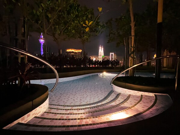 15 座室外游泳池