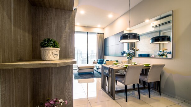 Un salon moderne avec un coin repas, une grande fenêtre et une vue sur la ville.