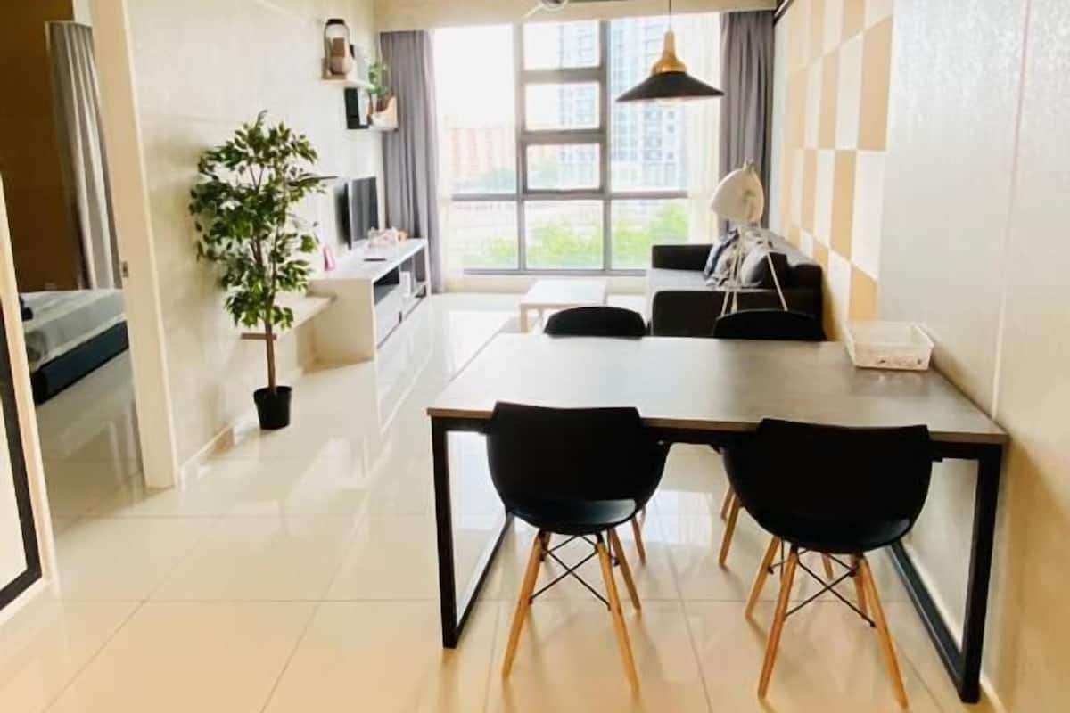 Habitación de diseñador | Área de sala de estar | Smart TV de 50 pulgadas con canales por cable