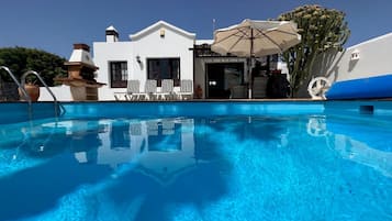 Utomhuspool och uppvärmd pool