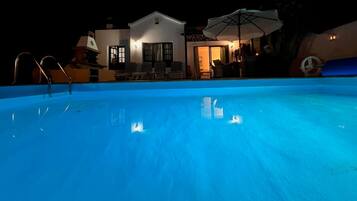 Una piscina al aire libre, una piscina climatizada