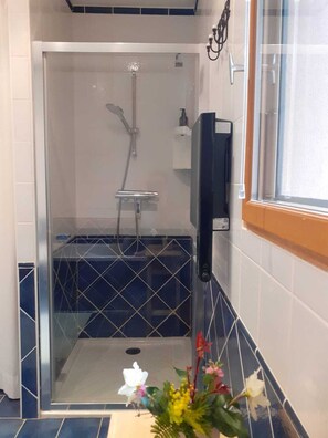 Een douche, een haardroger, handdoeken, zeep