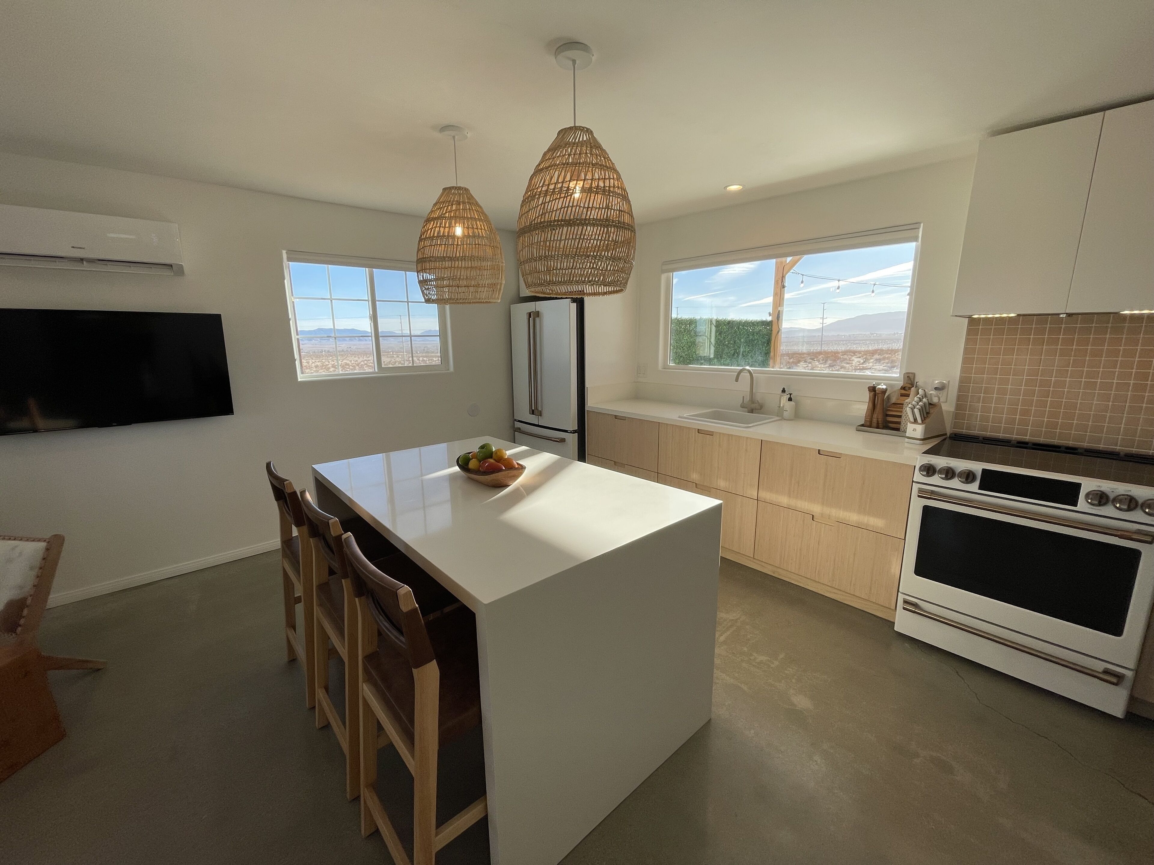 Joshua Tree Luxury Villa with Cowboy Pool-7 minutes to JT National Park