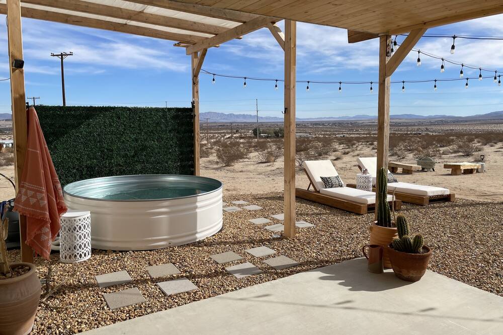 Joshua Tree Luxury Villa with Cowboy Pool-7 minutes to JT National Park