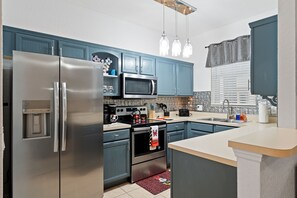 Fridge, microwave, oven, stovetop - NEW Disney Bungalow Retreat (Davenport)