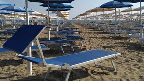 A beach with rows of blue and white sun loungers and umbrellas. - Hotel Residence Mara (Jesolo)