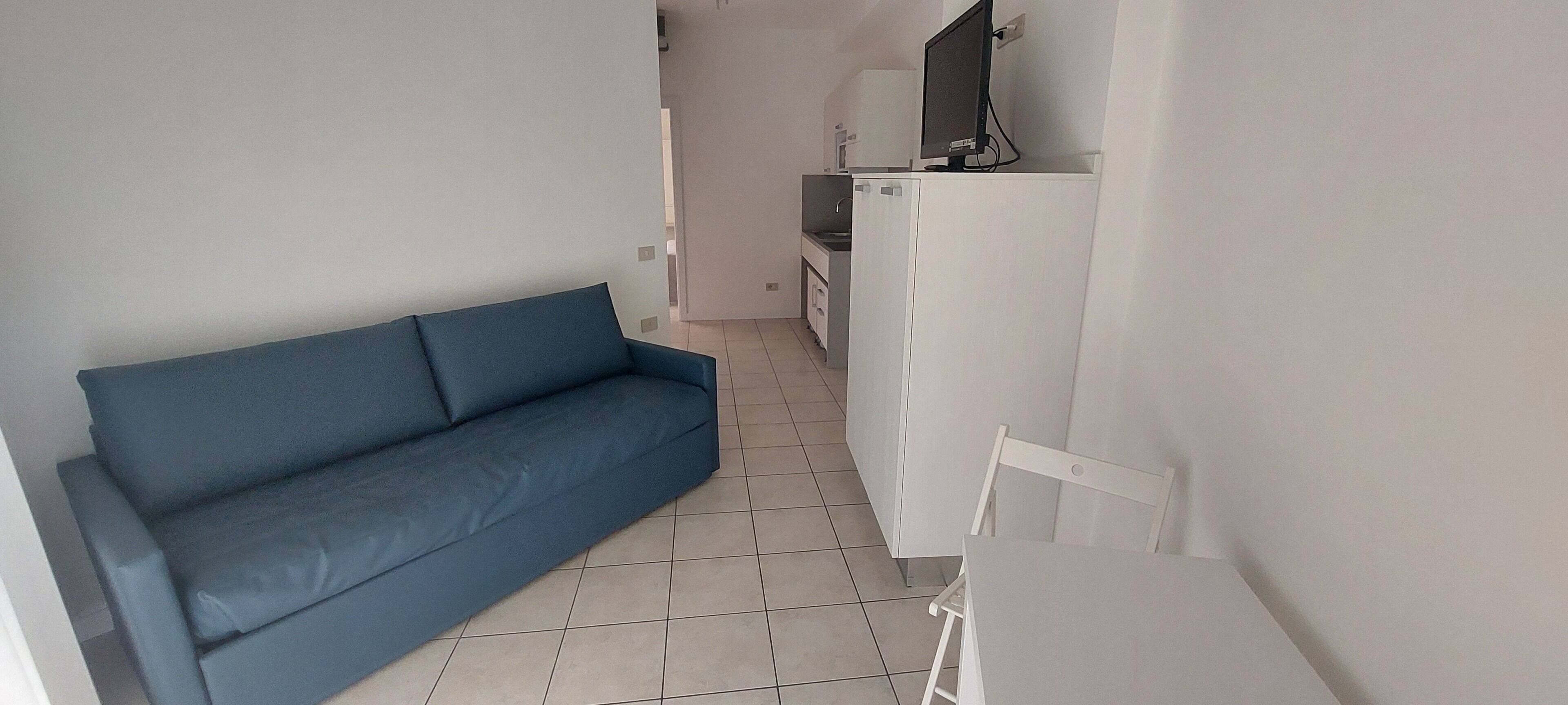 Suite familiare | Area soggiorno | TV a schermo piatto 32 pollici con canali satellitari, TV