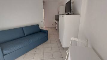 Suite familiare | Area soggiorno | TV a schermo piatto 32 pollici con canali satellitari, TV