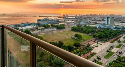 Spacious Executive 2BR and Bath with Amazing Sunset view in front of Luneta.