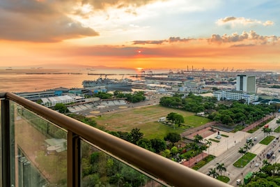 Spacious Executive 2BR and Bath with Amazing Sunset view in front of Luneta.