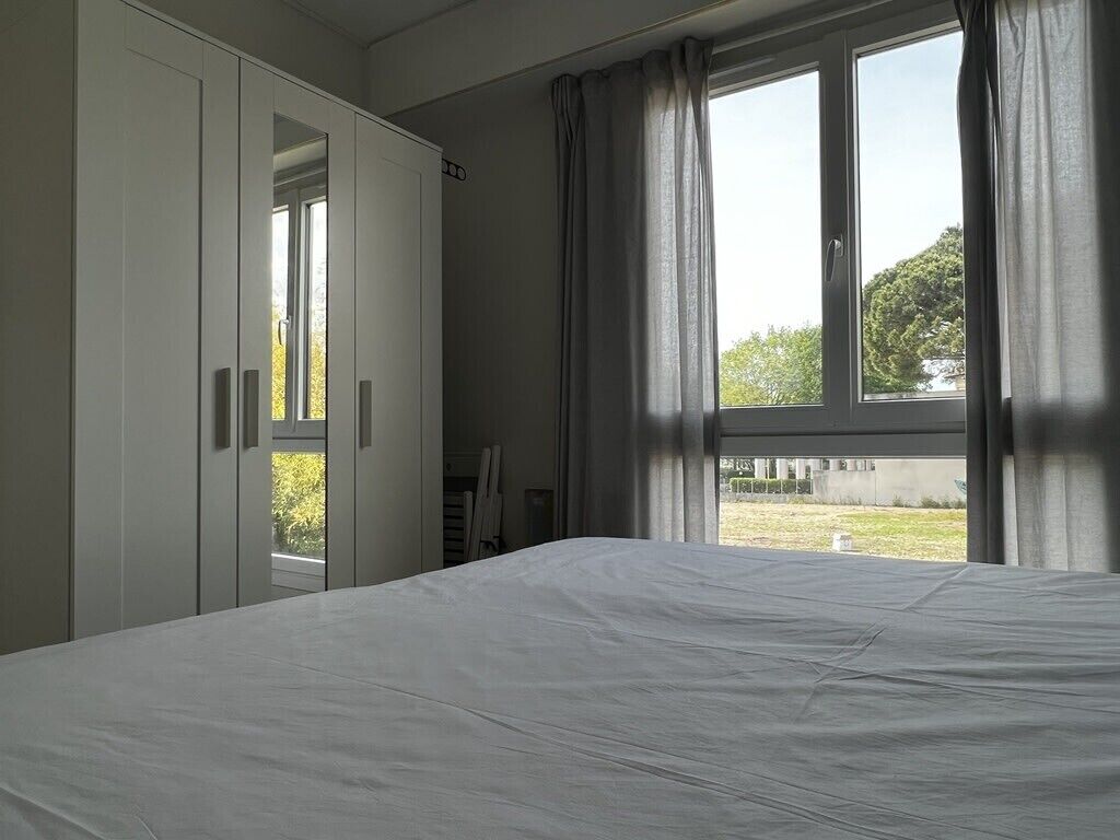 1 chambre, fer et planche à repasser