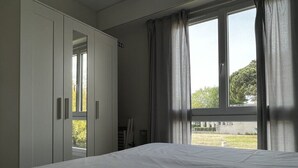 1 habitación y tabla de planchar con plancha 