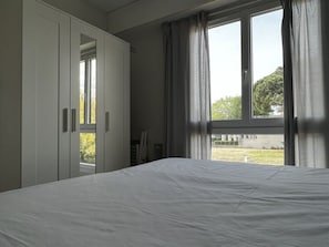 1 makuuhuone, silitysrauta/-lauta