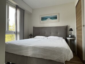 1 habitación y tabla de planchar con plancha 