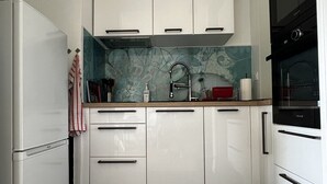 Cafetera y tetera, refrigerador, microondas y horno 