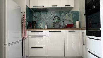 Réfrigérateur, micro-ondes, four, cafetiÚre/bouilloire