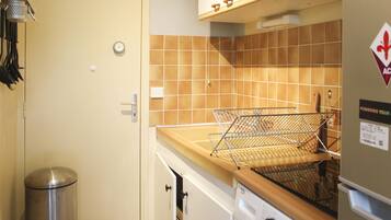 Réfrigérateur, micro-ondes, cafetiÚre/bouilloire