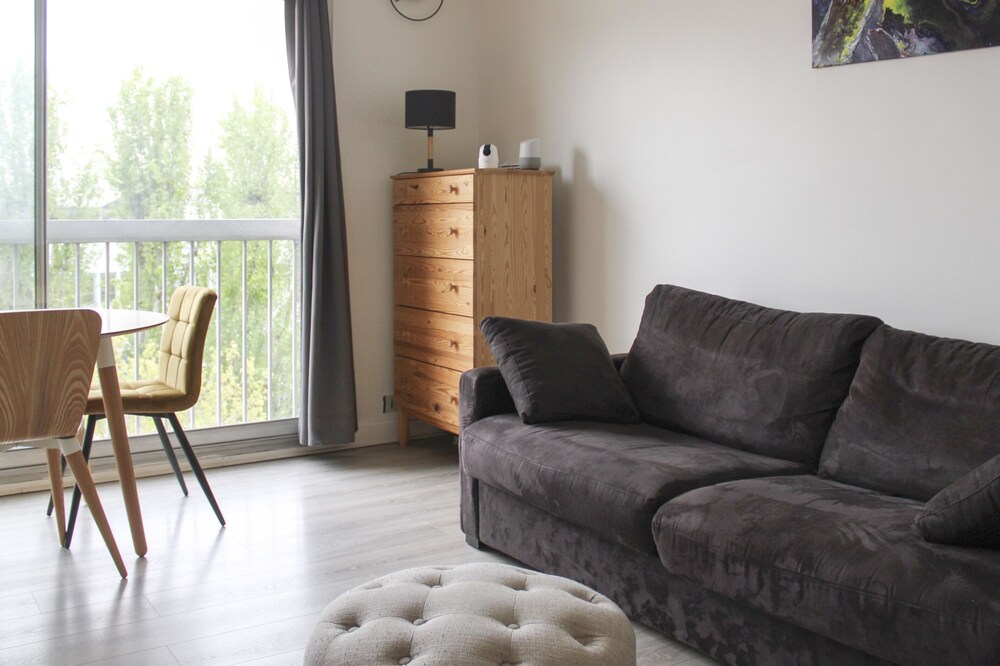 Bright and pleasant studio near downtown